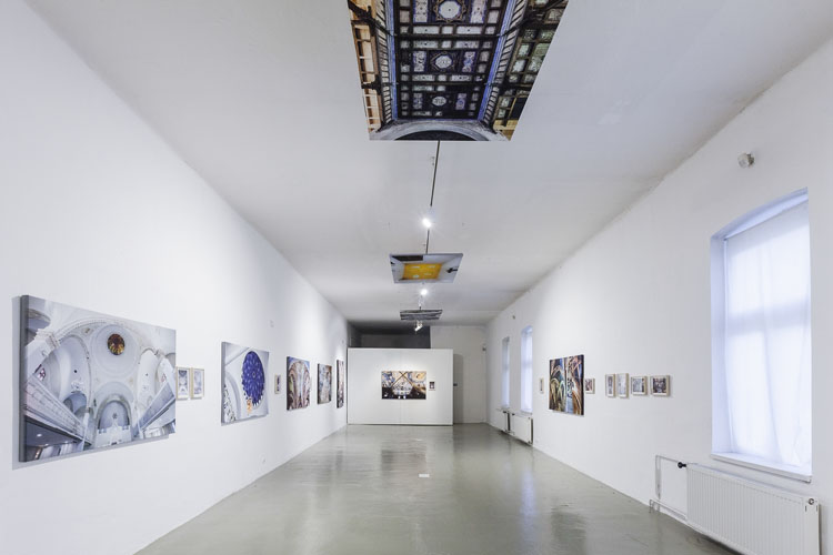 Inštalácia výstavy Sakrálne príbehyv PGU Žilina